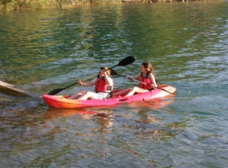 remando en el agua